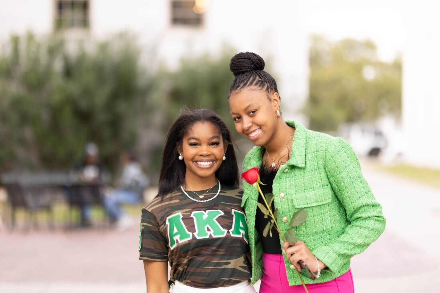 two female du students