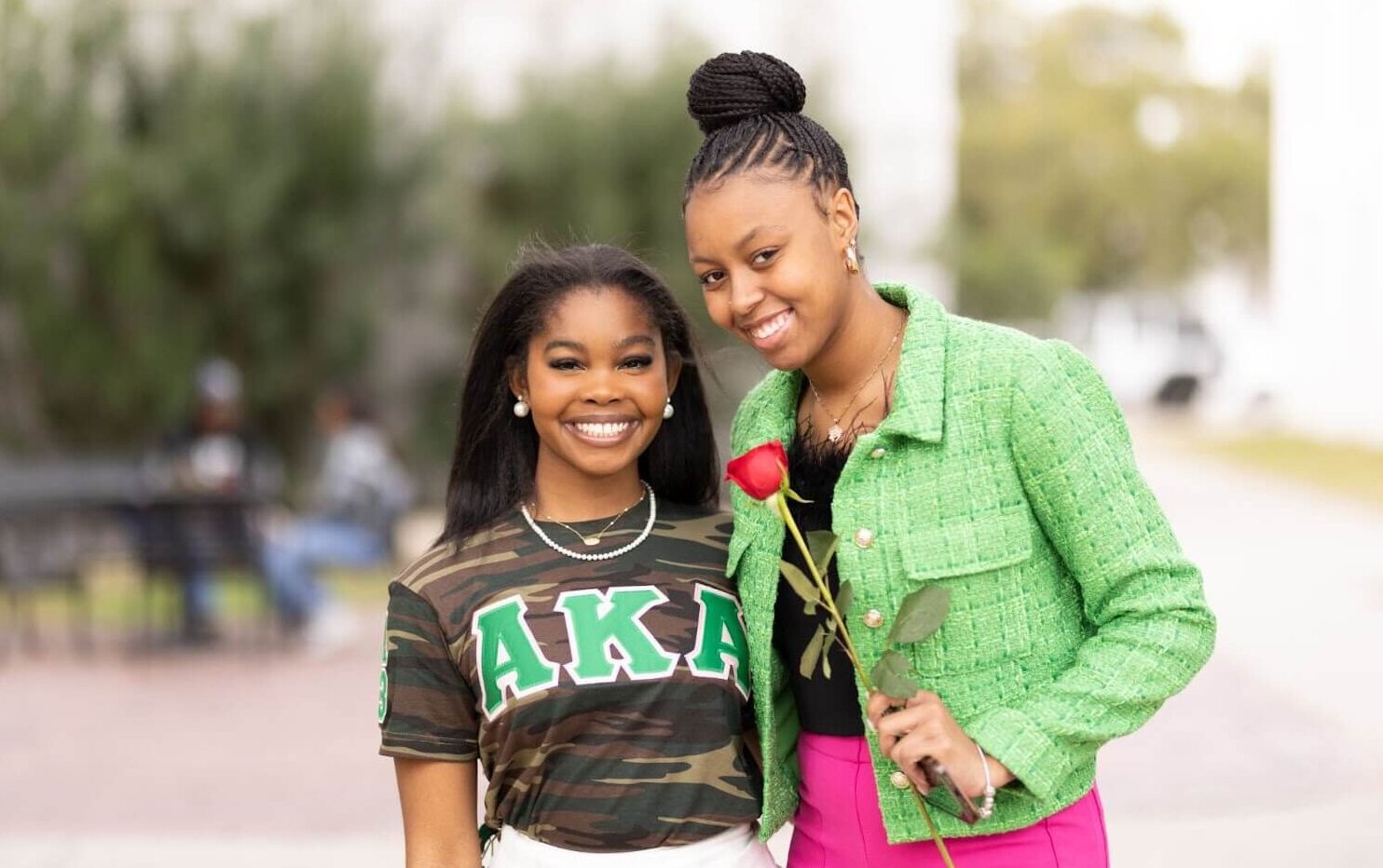 two female du students